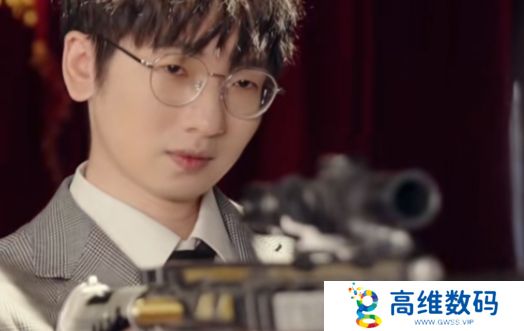 LPL解说和美女演员拍短剧，被网友质疑是否要转行，本人：拍着玩而已