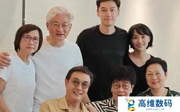 42岁胡歌罕见秀恩爱，晒与妻子合照，互动亲密太幸福，好有夫妻相
