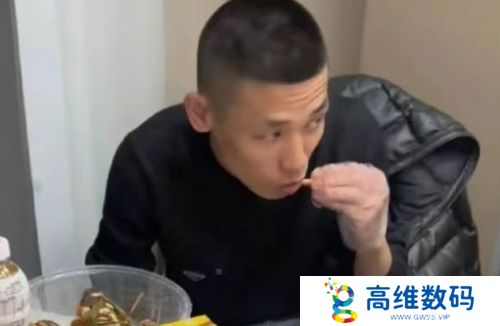 旭旭宝宝深夜连麦多名大主播，再次回应近期节奏，称会在线下约见