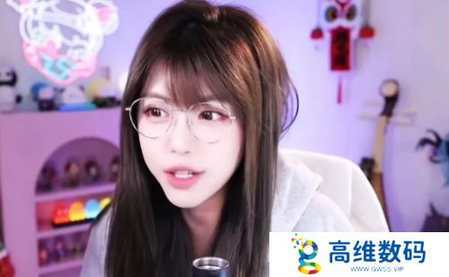 周淑怡直播对观众比手势，称因为努力学习手指都弯了，网友：谁信啊