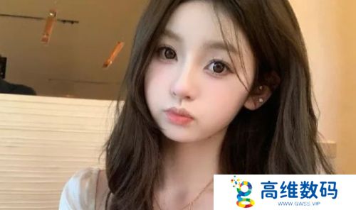 王思聪再度官宣新女友，21岁美女身材太好，街头互动撒糖十分甜蜜