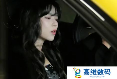 沫子试驾好友小米su7，袜子缺口引热议，网友：有钱人这么节省吗
