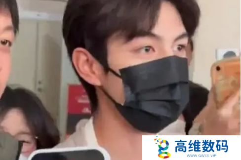赵一博首次公开露面，大方承认恋情进展，粉丝态度瞬间两极分化