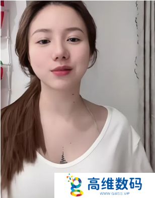 女主播吐槽亲弟太丑，直言自己身材颜值更好，网友：你都不是原装了